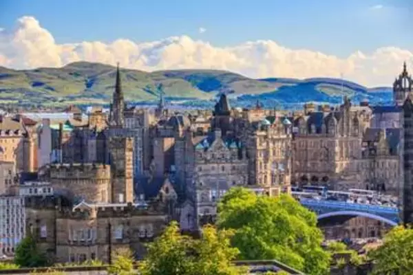 日本人の親子連れ、イギリスで一軒家を眺めていたら→住人の高齢女性がまさかの行動　「涙が出そう」「英国らしい」