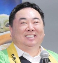 いつもと違う！？54歳お笑いタレントが親知らずの抜歯で腫れあがった頬を公開　「二度見しました」「もうちょっとの辛抱」