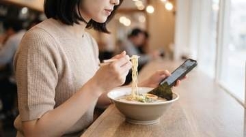 ラーメン店で貼り紙「スマホを見ながらの食事禁止」→お金を払ったのにダメなの？　お店の独自ルールを、法的に解説　【弁護士が解説】