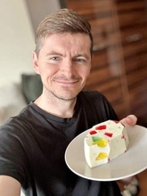 「まるで宝石箱…！」ラトビアの美しすぎるゼリーケーキが世界中で大バズ　投稿者は大の親日家　気になる味やレシピを熱く解説