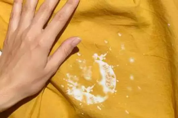 お気に入りのスカート→うっかり漂白剤を垂らして“白シミ”に　「どうせ捨てるなら」とリメイクしたら……「最初からこういう柄かと」