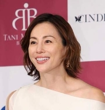 元バレエダンサーの俳優も絶賛　艶やかな薄紫の蝶に扮した51歳俳優の姿にファン大興奮「美しすぎて眩しいです」「もはや神々しい」