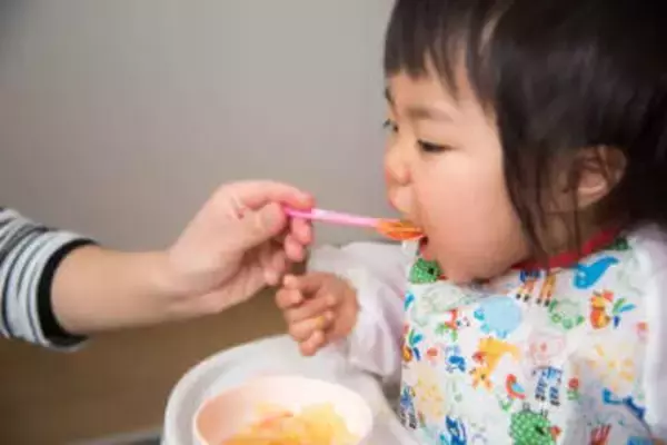 2歳娘がごはんを食べない→夫の助言に、妻「一回やってみればわかる」　実行した夫が、気づいた悩み「奥さん報われる」「わかってもらえて嬉しい」
