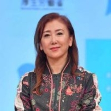 デビュー前から「美人OL」として話題に…65歳女優、難病の夫と2人だけの海外旅行　「大変な場面も…ふたりで乗り越える」