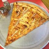 「ピザの上にピザを丸ごとトッピング…NYで見た“アメリカ精神”全開の1枚に衝撃　「こんなヤツらに勝てるわけない…」」の画像1