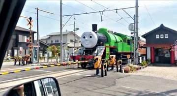 【きかんしゃトーマス好き必見】踏切で待っていたらパーシー号がやってきた！ 大井川鉄道の“日常風景”が話題