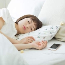 就寝中のスマホ充電　「夜に充電しっぱなしはバッテリーが劣化する」SNSの噂は本当？【スマホ修理業者が解説】