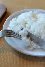 ご飯はフォークの背に乗せるのがマナー？　レストランで知らない女性からの指摘…食べ方に賛否　「自分もそうやって食べる」「好きに食べればいい」