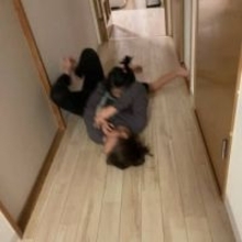 父の仕事中、部屋に入ろうとする4歳娘を止めようと、妻が“横四方固め”！？…この後どうなった？