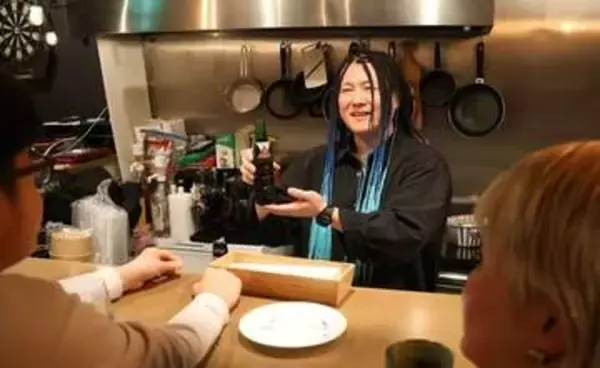 「飲めば飲むほど社会貢献に」大人の夜が子どもの居場所を支えるバー　37歳の仕掛け人は不登校経験者