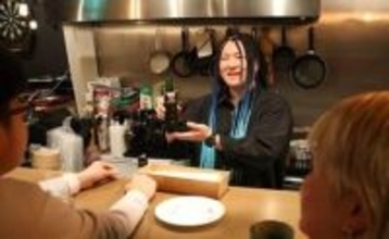 「飲めば飲むほど社会貢献に」大人の夜が子どもの居場所を支えるバー　37歳の仕掛け人は不登校経験者