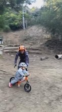山のコースでさっそうとストライダー駆る1歳息子　転んでも受け身バッチリ→3秒で再挑戦　夢はトライアルライダーの父と「親子で大会出場」