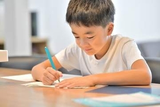 子どもの学校外の学習時間が11年で2割減少　「家庭学習0分層」が約半数に達する深刻な実態と広がる学習格差