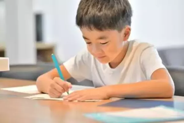 子どもの学校外の学習時間が11年で2割減少　「家庭学習0分層」が約半数に達する深刻な実態と広がる学習格差