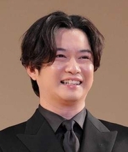 「面積減ってる？！」「ストイックな痩せ方すごいなぁ」37歳俳優の激変ショットにファン驚愕　仙台公演終え「マブ」とペアルック