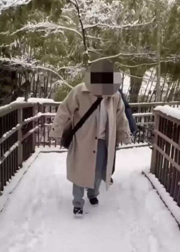 「受け身が完璧」「タップダンスみたい」　記録的大雪の翌日、公園で転んだ男性の身のこなしが話題　もしかして雪国出身ですか？