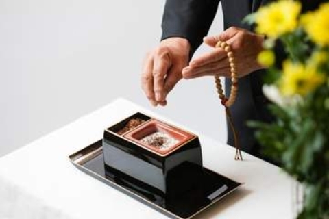 見たことのない「自称親族」が大量に参列、お坊さんは2人…「弔辞を言わせろ」まで　祖父の葬儀に仰天した父「俺の時は…」