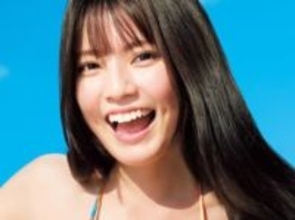 23歳の人気TikToker　夢が叶った「ヤンジャン表紙」　カラフル三角ビキニやランジェリーの王道ショット披露