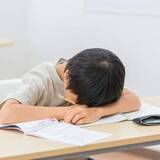 「「授業中眠そうにしています」担任の連絡で気づいた息子の異変　英会話とサッカーと学習塾、小2で3つの習い事は多いですか【スクールカウンセラーが解説】」の画像1