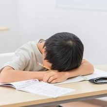 「授業中眠そうにしています」担任の連絡で気づいた息子の異変　英会話とサッカーと学習塾、小2で3つの習い事は多いですか【スクールカウンセラーが解説】