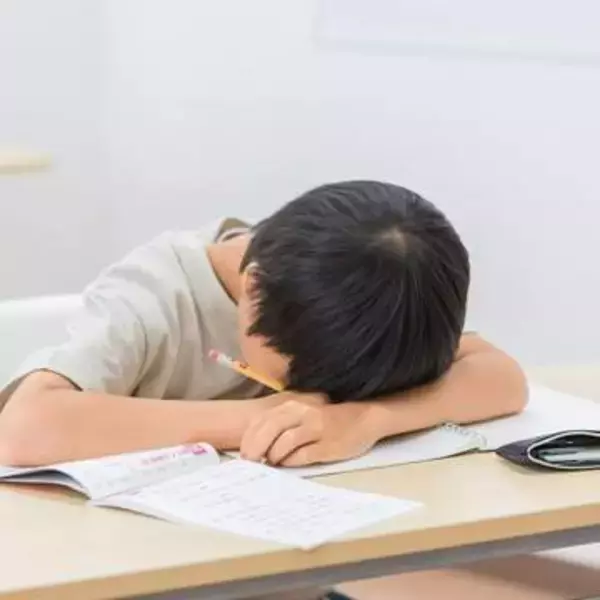 「授業中眠そうにしています」担任の連絡で気づいた息子の異変　英会話とサッカーと学習塾、小2で3つの習い事は多いですか【スクールカウンセラーが解説】