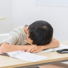 「授業中眠そうにしています」担任の連絡で気づいた息子の異変　英会話とサッカーと学習塾、小2で3つの習い事は多いですか【スクールカウンセラーが解説】