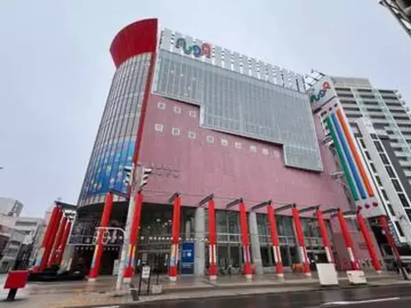 青森駅前に立つド派手な真っ赤な建物…パチンコ屋かと思いきや、青森市民にはおなじみの場所だった