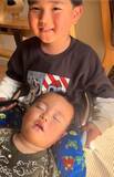 「テレビを見ていた4歳と1歳、なぜか静かに→母がこっそりのぞくと…小さな椅子を使った兄弟愛が大反響　「優しい…！」「涙出た」」の画像1