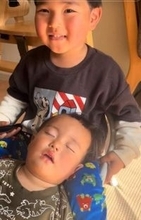 テレビを見ていた4歳と1歳、なぜか静かに→母がこっそりのぞくと…小さないすを使った兄弟愛が大反響　「優しい…！」「涙出た」