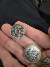 「ねえ酷くない？w」コンビニでもらったお釣りに、まさかの“偽硬貨”が…50円玉そっくりのアンパンマンコインに12.6万いいね「めっちゃ笑いました」
