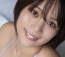 ニットをたくし上げ…21歳グラドルが麗しのIカップで誘惑　色気溢れる入浴シーンも