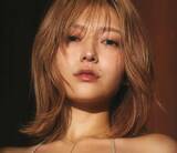 「射るようなまなざしと極上ヒップライン　紐ビキニ姿からあふれる23歳美女のフェロモン」の画像1