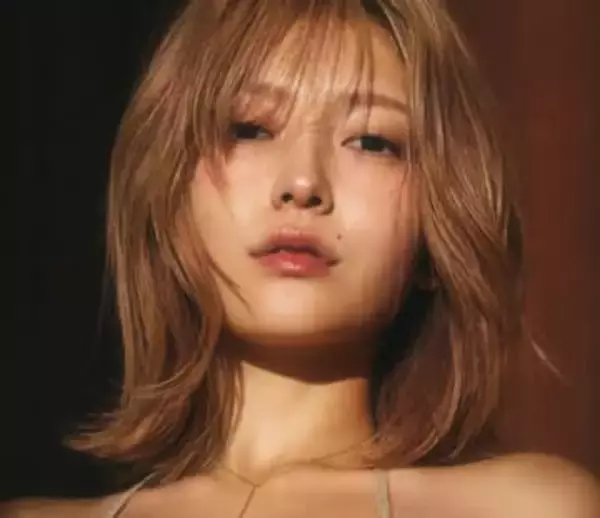 射るようなまなざしと極上ヒップライン　紐ビキニ姿からあふれる23歳美女のフェロモン