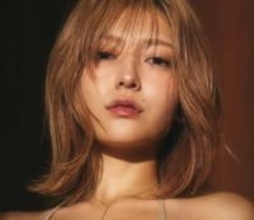 射るようなまなざしと極上ヒップライン　紐ビキニ姿からあふれる23歳美女のフェロモン