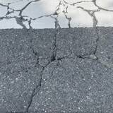 「4歳娘がこけて号泣、どうしたの？　ひび割れたアスファルトの道で…「ドジっ子能力者かもね」」の画像1