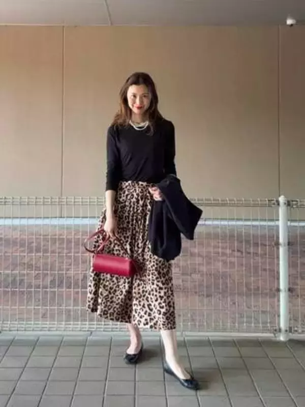 「大阪のおばちゃんだけのものじゃない」50代、174cm女性が魅せるヒョウ柄×ユニクロコーデ　「モデルさんみたい！」「なんて美しい」