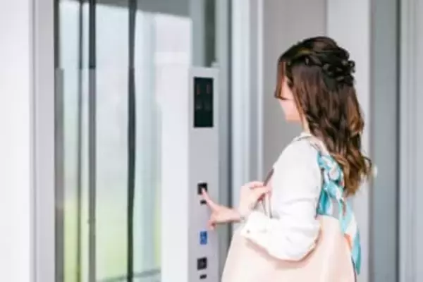 ひとり暮らしが不安を感じること「共連れ侵入」が最多　一方、実践している防犯対策は手軽なものに偏る