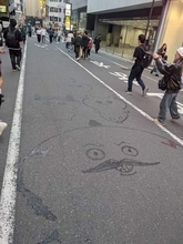「誰ですか」歩行者天国歩いてたら…突如現れた"ちいかわアート"に通行人が歓喜　「池袋の！こないだも書いてくれていた」