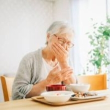 高齢者の窒息、餅よりも危険な食べ物とは？「安全そうな食べ物」だった…日ごろ気をつけるべきポイントとは【内科医が解説】