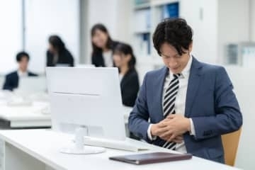 胃痛による経済損失は年間2.7兆円規模に！？「週1回以上、胃痛を感じている」約4割