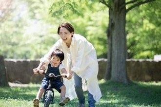 「男の子のママっぽいよね」ってどういう意味？　女系家族で育った母　いつもスカートとワンピースしか着ないし、ヒールも好き　どのへんが…