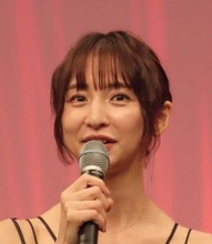 電撃再婚で話題…篠田麻里子、愛娘の小学校入学を報告「あっという間だなぁ…」　桜の木の下で撮影した母娘ショット披露