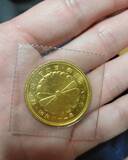「「これ価値あるの？重い…」昔、親から渡された金色の記念硬貨　貴重品箱の中から発見　なんと価格は当時の4倍！」の画像1