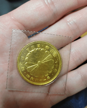 「これ価値あるの？重い…」昔、親から渡された金色の記念硬貨　貴重品箱の中から発見　なんと価格は当時の4倍！