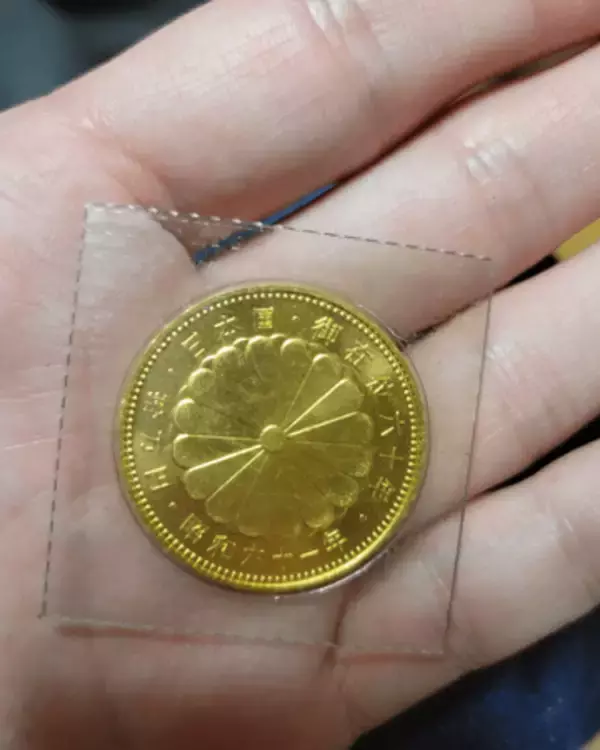 「これ価値あるの？重い…」昔、親から渡された金色の記念硬貨　貴重品箱の中から発見　なんと価格は当時の4倍！