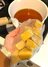 母が冷蔵庫に置いていった「厚揚げ」煮物にしようとしたら…！？「しかたなく、そのまま齧りました」