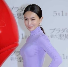 「思わず二度見しました…」48歳女優、背中ぱっくり黒ドレスにファン驚愕　「今日が一番綺麗」「美魔女すぎる」