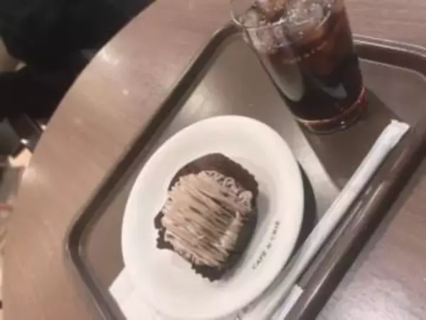 悪ノリ？　カフェにペヤング持ち込んだ2人組の男性　隣席の人「とにかく匂いがすごくて…」