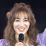 「45歳女性タレントが、14歳年下の夫と寄り添うオフショット　エモい写真に「素敵な夫婦ですね」「幸せそう、いいなぁー」」の画像1