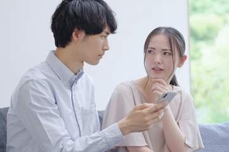 既婚者が「SNSで異性とやりとりすると不倫になる」約7割　配偶者のスマホを無断で調べた人の割合は？